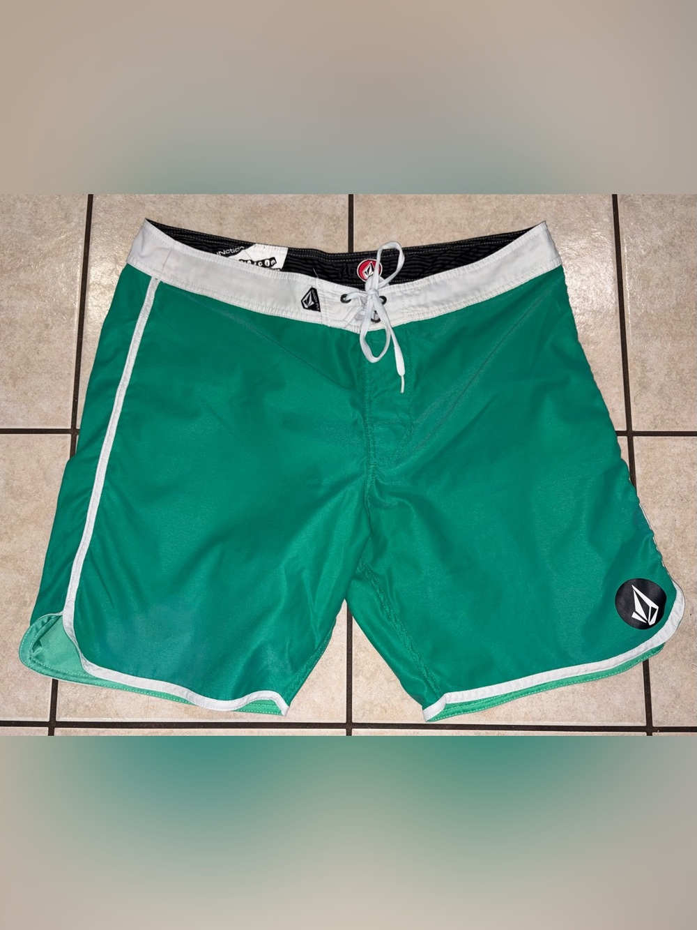 Vintage Volcom Men’s green Board Shorts large